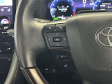 運転中、オーディオの操作をしてて、ハッとしたことはありませんか?ステアリングスイッチは、運転中でもハンドルでオーディオの操作が可能です。安全なドライブをサポートします。
