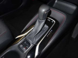 『電気式のパーキングブレーキ』になります。指一本で補助ブレーキのON.OFFが可能です。