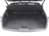 最大荷室長約790mm、最大横幅約1,250mm、荷室容量220L(アンダーデッキを含まず)のラゲージスペースです。