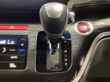 CVT車のセレクトレバーです。低速から高速まで、変速ショックのないスムーズな走りを実現するとともに、エンジン効率のよい領域を維持することで燃費にも貢献します。