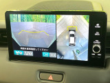 【マルチビューカメラシステム】専用のカメラにより、上から見下ろしたような視点で360度クルマの周囲を確認することができます☆死角部分も確認しやすく、狭い場所での切り返しや駐車もスムーズに行えます。