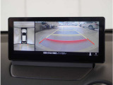 【360&deg;ビュー・モニター】クルマを真上から見たような俯瞰(ふかん)映像や助手席側のサイド映像など、視点を切り替えて表示。さまざまなアングルで視界をサポートします。