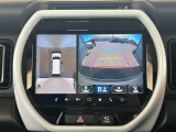 【全方位型モニター】クルマを上空から見下ろしているかのように、直感的に周囲の状況を把握できる全方位型モニター。狭い場所での駐車でも周囲が映像で確認できます。
