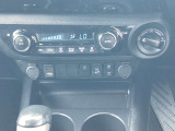 オートエアコンで温度調整も楽チン!四季を問わず快適に運転することが出来ます。