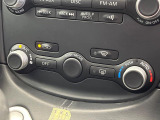 【オートエアコン】一度お好みの温度に設定すれば、車内の温度を検知し風量や温度を自動で調整。暑い&hellip;寒い&hellip;と何度もスイッチ操作をする必要はありません。快適な車内空間には必須の機能ですね♪