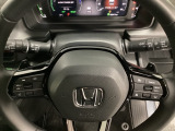 ステアリングホイール・後ろの減速セレクターは、左右に取り付けられた2つのパドルスイッチで減速の強さを調整。左側の「-」を操作すると減速を強く、右側の「+」を操作すると減速を弱くすることができます。