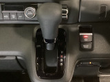 CVT車のセレクトレバーです。低速から高速まで、変速ショックのないスムーズな走りと、エンジン効率のよい領域を維持して燃費にも貢献します。サイドブレーキはスイッチ操作の電子制御パーキングブレーキです。