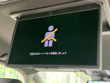 【後席モニター】家族や友人とお出かけする機会が多い方に大人気の後席モニターを装備!見やすい位置に画面がありテレビやDVDの視聴も快適!友達もお子様も、後席にしか乗らなくなるかも??
