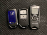 スマートキーを装備しています。鍵を差し込むことなくドアロックの開け閉めと、スタートボタン操作でのエンジンスタートができます。加えて、純正リモコンエンジンスターター用の操作キーもついています。
