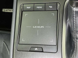 手元でナビゲーションなどの操作を可能にする「リモートタッチ」は、運転姿勢の変化を抑制し、スムーズな操作が可能です。