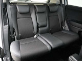 2列目ベンチシートです!フラットで乗り降りがしやすく、足元の広さも十分で座りやすいシートです。
