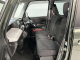 助手席側から見た車内の画像です。使い勝手の良い装備が整う上質な空間が広がっています。シートも快適で乗る人に安心感を与えます。