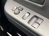 【電動格納ミラー】サイドミラーは電動格納式となっており、狭い駐車場でもキズがつくリスクを抑えられます。