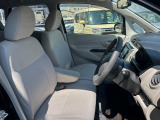 運転席まわりには十分なスペースがあり、大柄な方でもゆったり運転していただける環境です。