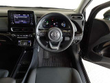 革巻きステアリングで快適な操作性の運転席です。