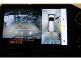 パノラミックビューモニター付きです。車両を上から見たような映像をディスプレイ画面上に表示。運転席からの目視だけでは見にくい、車両周辺の状況をリアルタイムでしっかり確認できます。