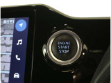 スマートキーを携帯していればキーを取り出さずにドアを施錠&解錠。クルマの始動も可能です。
