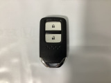 スマートキーを装備しています。鍵を差し込むことなくドアロックの開け閉めと、スタートボタン操作でのエンジンスタートができます。