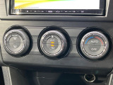 【オートエアコン】一度お好みの温度に設定すれば、車内の温度を検知し風量や温度を自動で調整。暑い&hellip;寒い&hellip;と何度もスイッチ操作をする必要はありません。快適な車内空間には必須の機能ですね♪