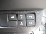 パワーテールゲートの開閉、横滑りを防ぐVSA等のスイッチ類は運転席の右側、手の届きやすい位置にあります。