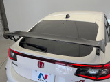 【大型リヤスポイラー】スポーツカーらしさがグッと引き立つ大型リヤスポイラーを装着♪高速走行時のスタビリティ(走行安定性)向上に役立ちます。