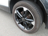 全車両に標準装備の純正アルミホイールは、純正ならではのバランスの良いデザインと、走行安定性をお楽しみ頂けます。