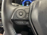 ステアリングスイッチ付きで、運転中に視線を前に向けたまま操作できます。