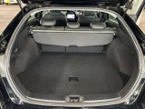 トランク収納スペースをご確認ください。荷物の積み下ろしがしやすい広さを確保しており、日常使いからレジャーまで幅広く活用できます。