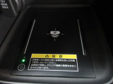 置くだけでワイヤレス充電可能です。