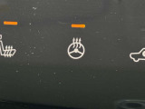 ハンドルヒーターは冬季の運転において、快適性と安全性を両立させた魅力的な機能です!真冬でも、冷たいハンドルで手が凍ってしまい、操作が不安定になることを防ぐことができます!