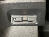 ハンドルの左下にETCがついています。高速道路の料金所の通過も楽々です。 カードの取り出しもしやすい場所についています。
