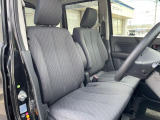 運転席まわりには十分なスペースがあり、大柄な方でもゆったり運転していただける環境です。