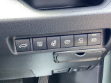 電動テールゲートやステアリングヒーター等便利な装備が付いております☆