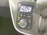 【オートエアコン】一度お好みの温度に設定すれば、車内の温度を検知し風量や温度を自動で調整。暑い&hellip;寒い&hellip;と何度もスイッチ操作をする必要はありません。快適な車内空間には必須の機能ですね♪