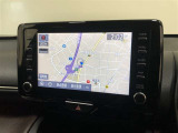 【8インチディスプレイオーディオ】各種オーディオ機能とスマホ連携機能を搭載。ナビキットを装着しているので、車載ナビとしても使用可能です。機能の詳細につきましては、展示店舗までお尋ねください。