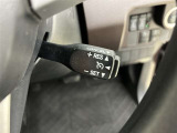 クルーズコントロール機能が付いています。 速度を設定するとアクセルを踏まなくても一定の速度で走ることができます。  高速道路ではとても便利な装置なんです。