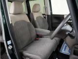 運転席のスペースはゆったりしていて、視界も広く確保されているので普段の運転からロングドライブまで快適です。