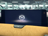 【12.3インチマツダコネクト】車内の雰囲気にマッチした大型ディスプレイ。スマホ接続でのナビ使用やBluetooth再生等、様々な機能が楽しめます。直感的なダイヤル操作が可能で、使い勝手も良好です。