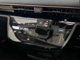 【オートエアコン】タッチパネル式オートエアコンで運転席周りの凹凸が少なくスッキリとしています。