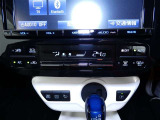 オートエアコン装備。車内を設定温度に自動で調整してくれるのでいつも快適にしてくれます。