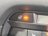 【ステアリングヒーター】冬場に冷たくなりやすい革巻きステアリングを、スイッチ一つで素早く適温に!エアコンよりも早く温まってくれるので、寒い日の運転も快適になりますね♪