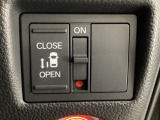 左側電動スライドドアは運転席からでも操作ができるように、ハンドル付近に開閉の操作スイッチが付いています。