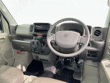運転席まわりです。 各操作スイッチは使いやすい位置に配置されてます。