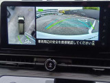 【アラウンドビューモニター装備】 フロント・左右ドアミラー・リヤの4つのカメラにより、車両を真上から見ているような映像をディスプレイに表示します。正確な駐車や取り回しを容易に行うことができます。
