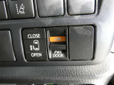 片側電動スライドドアのスイッチ付です。車内からもスイッチひとつで楽にドアの開閉が可能です。電動なので開閉時に力を使う必要がなく、半ドアになることもありません!