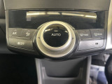 【オートエアコン】一度お好みの温度に設定すれば、車内の温度を検知し風量や温度を自動で調整。暑い&hellip;寒い&hellip;と何度もスイッチ操作をする必要はありません。快適な車内空間には必須の機能ですね♪
