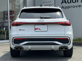 Audiのリヤディフューザーは、車両の後方での空気の流れを整え、乱流を減少させることで、走行安定性を向上させます。またスポーティで洗練された外観を提供し、全体のスタイルに一体感を持たせます。