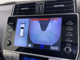 パノラミックビューモニターを装備。駐車場や交差点でクルマを真上から見るように周囲を確認できます。機能の詳細は販売店スタッフまでおたずねください。