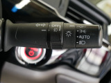 【オートライト】車外の明るさに応じて、自動的にライトの点灯・消灯をしてくれます。トンネルが続くような道でも、スイッチを操作する必要がありません。消し忘れの心配もありません。