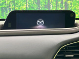 【8.8インチマツダコネクト】車内の雰囲気にマッチした大型のディスプレイ。スマホ接続でのナビ使用やBluetooth再生等、様々な機能が楽しめます。直感的なダイヤル操作が可能で、使い勝手も良好です。